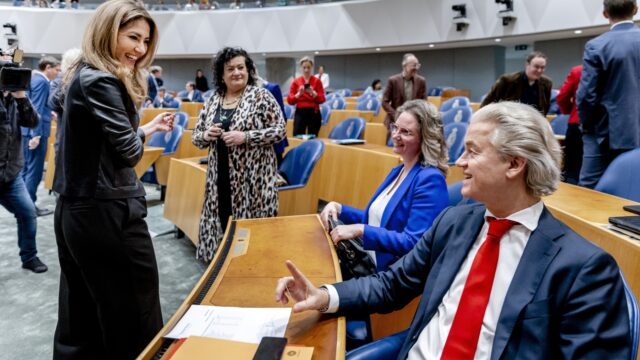 VVD-prominent Frans Weisglas tegen Yeşilgöz: staak onderhandelingen als Wilders uitspraken niet terugneemt