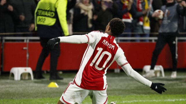 Ajax naar Conference League dankzij zege op AEK Athene