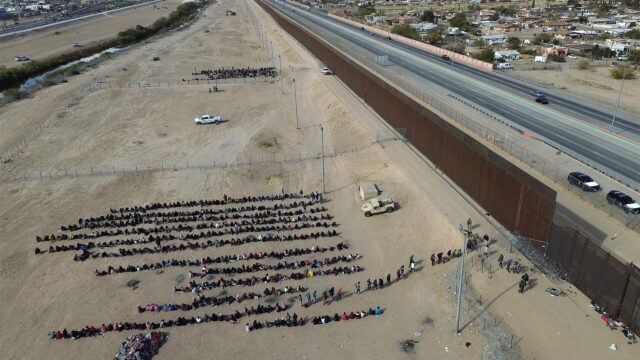 Mexico sleept bussen vol migranten weg bij Amerikaanse grens