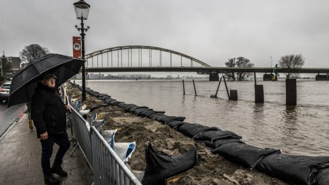 Zandzakken tegen hoogwater Deventer: 'Inwoners zijn het wel gewend'