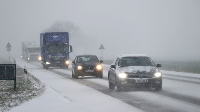 Rik staat al uren vast op Duitse snelweg: 'Als het moet drinken we de sneeuw'