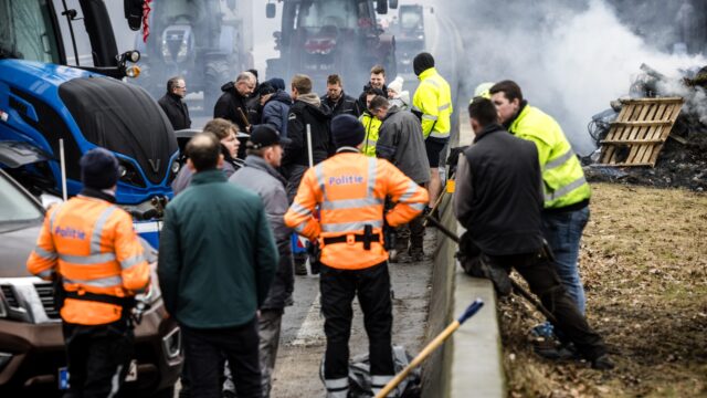 CDA: arresteer boeren op snelweg en pak trekkers af