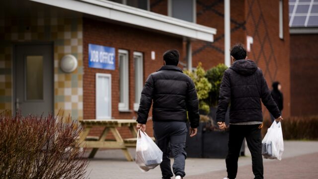 Stichting Asylum Support kreeg dit jaar al 344 meldingen van geweld tegen LHBT'ers in azc's: 'Schrikbarend veel'