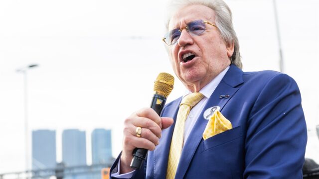 Lee Towers: 'Mijn heup heeft een ongeluk gehad, mijn stem niet'