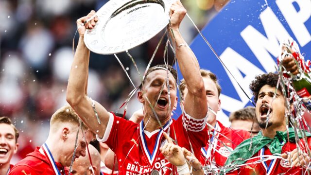 Moet de NPO bezuinigen op de Eredivisie? 'Bord op schoot om 7 uur is heilig'