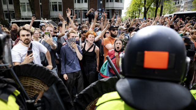 Barricades, bezette gebouwen en 1,5 miljoen aan schade. Wat gebeurt er nou bij de UvA protesten?