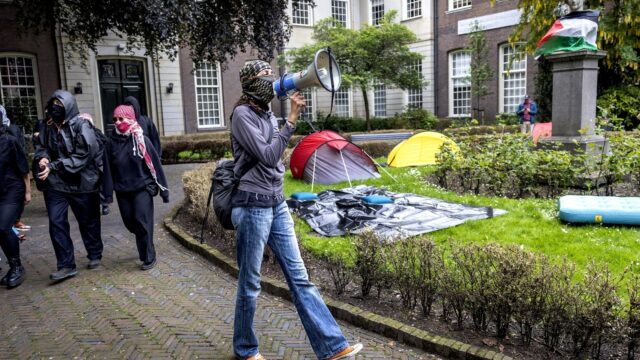 Wetenschappers, kom uit jullie ivoren toren!