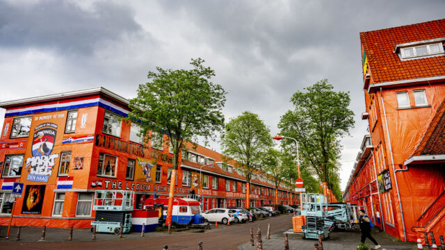 Marktweg in Den Haag herbergt vele nationaliteiten, toch is ieder huis in oranje gehuld