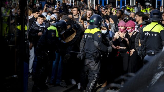 Politie slachtoffer van geweld door demonstranten: 'We hebben familie die thuis op ons wacht'