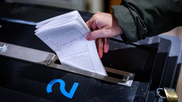Hugo de Jonge over proef met kleiner stembiljet: 'Van biljartlaken naar placemat'