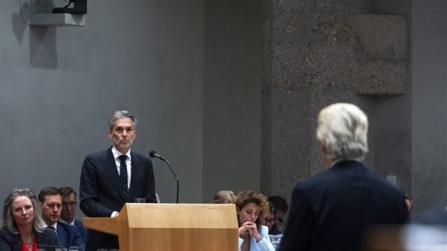 Stand.nl: 'De start van dit kabinet is een gênante vertoning'