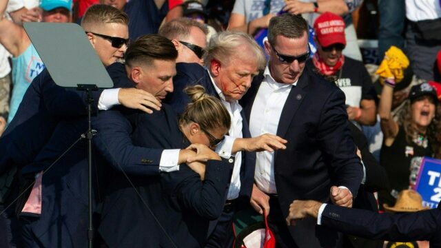 Trump geraakt aan oor bij moordaanslag tijdens campagnebijeenkomst