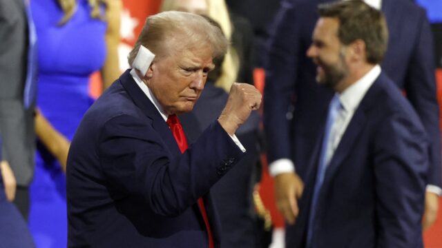 Trump verschijnt voor het eerst sinds aanslag voor het publiek op Republikeins congres