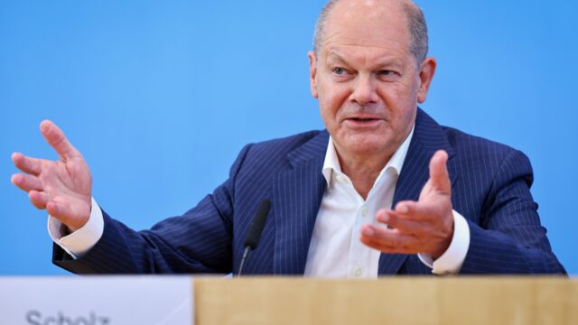 Scholz neemt 'vlucht naar voren': wil opnieuw bondskanselier worden