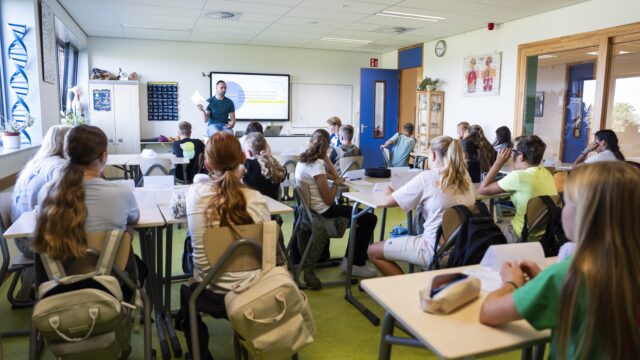 Manosfeer dringt steeds verder door in klaslokalen: 'Ga niet-oordelend het gesprek aan'