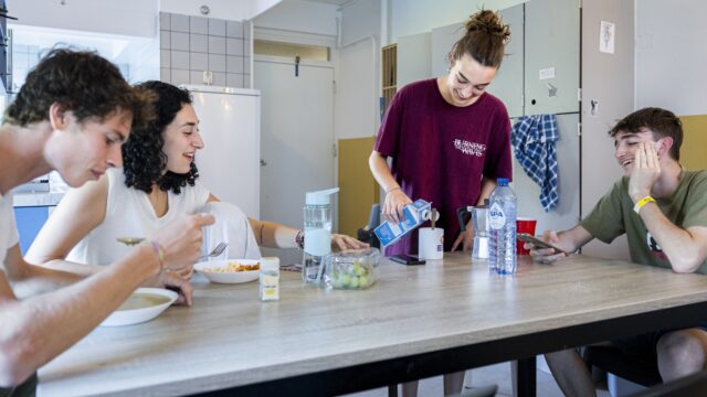 Meer studenten blijven hele studententijd thuis wonen: 'Uit huis gaan is onbetaalbare luxe geworden'