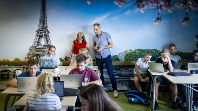 Podcast De Dag - Vier jaar na Samuel Paty: meer extremen in het klaslokaal