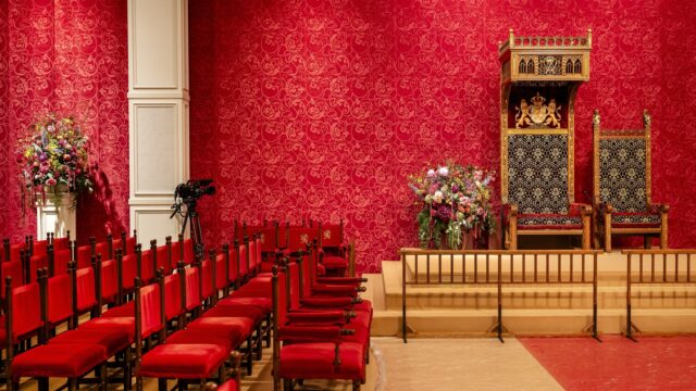Luister én lees 'm hier: de Troonrede van het Volk