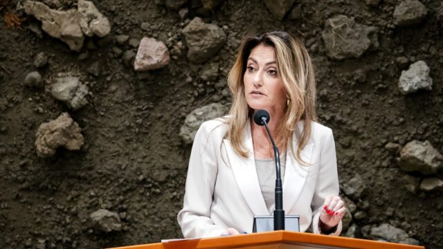 VVD-leider Yeşilgöz: minister Faber moet telefoon opnemen als Westerwolde belt