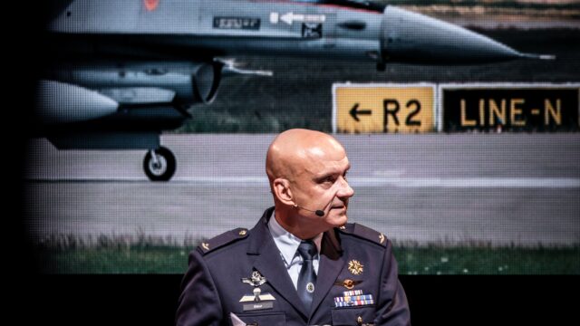 Luchtmacht staat klaar voor meer repatriëringsvluchten: 'Goed kijken waar het militair moet en waar het civiel kan'