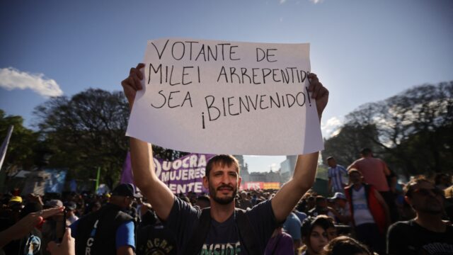 Economische uitdagingen van president Milei: armoede en bezuinigingen in Argentinië