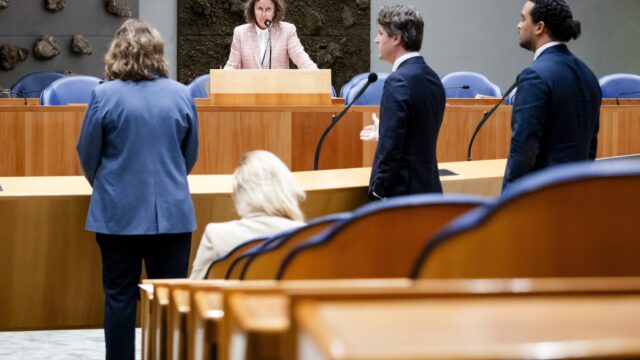 Podcast De Dag: minister Fabers megabezuinigingen op asiel