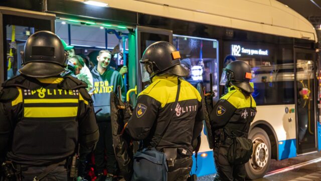 Hoe verder na de rellen in Amsterdam? 'Vingerwijzen naar een gemeenschap is een kwalijke zaak'
