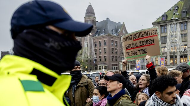 Hoe zit het met het vertrouwen van islamitische Nederlanders in politiek en media na de rellen in Amsterdam?