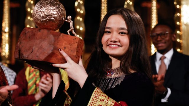 Nila Ibrahimi (17) wint Kindervredesprijs 2024: 'Hoop is mijn belangrijkste missie'