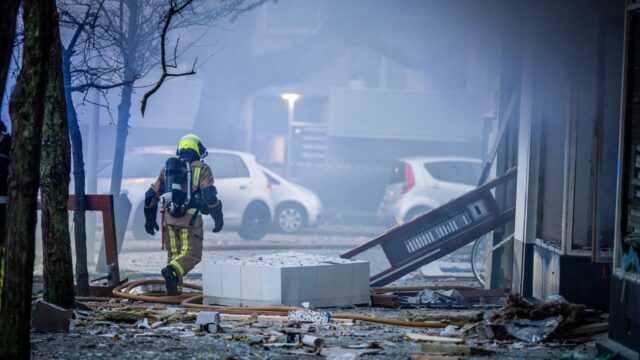 Portiekflat in Den Haag deels ingestort na explosie: 'Dit is foute boel'