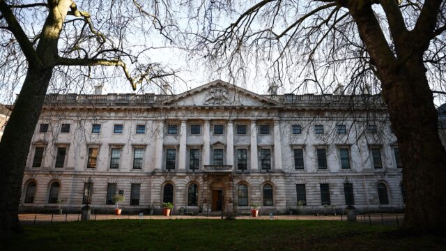Onrust over Chinese 'superambassade' in Londen: spionagevrees en diplomatieke spanningen