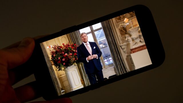 Koning staat in kersttoespraak stil bij spanningen in de samenleving