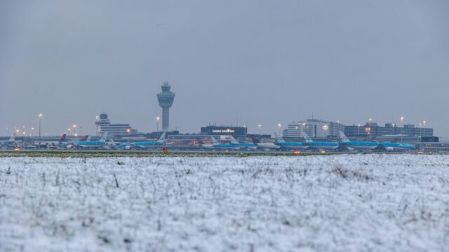 Schiphol heeft handen vol aan winterse weer: 'Landingsbanen en vliegtuigen ijsvrij maken'