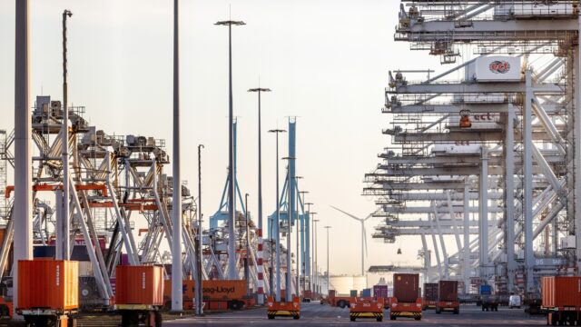 Bedrijvigheid in Rotterdamse haven staat onder druk door oneerlijk speelveld, waarschuwt voorman