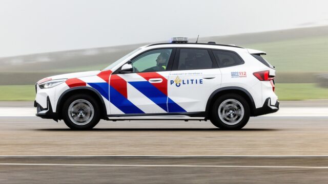 Wat gebeurt er met oude politieauto's? Bas kocht er een – en reed ermee op de weg