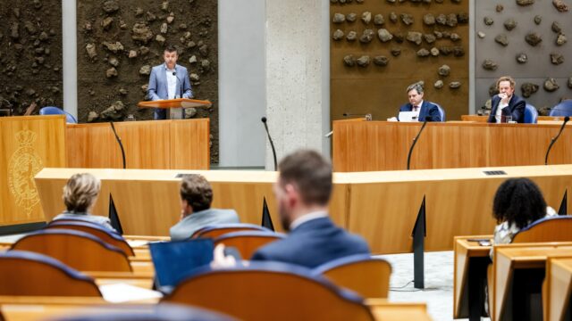 Maurice de Hond presenteert nieuwste peilingresultaten: 'PVV weet haar kiezers minder goed vast te houden'
