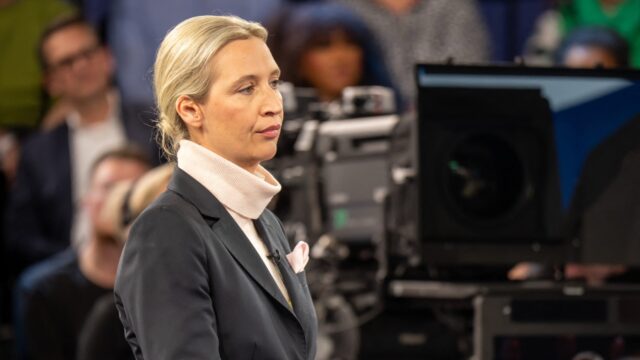 Podcast De Dag: spelen aanslagen AfD in de kaart?