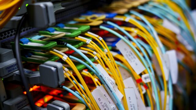 Screening op komst voor mensen die werken met gevoelige technologie, zoals microchips, AI en militaire technologie