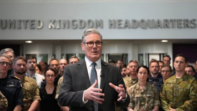 Britse premier trekt internationaal een grote broek aan, maar thuis moet de broekriem worden aangehaald