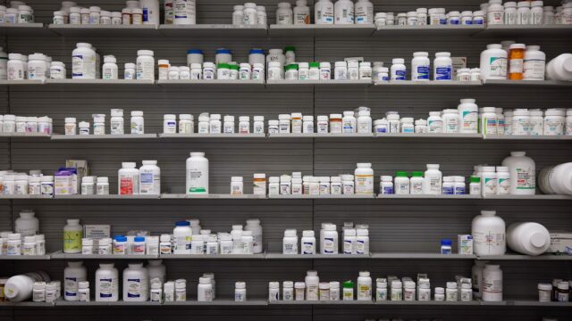 Waarom vind je in Frankrijk op iedere straathoek een apotheek? 'Macron vindt Fransen medicijnverslaafd'