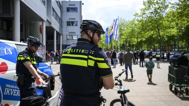 Zo makkelijk scoren nepagenten hun uniformen online