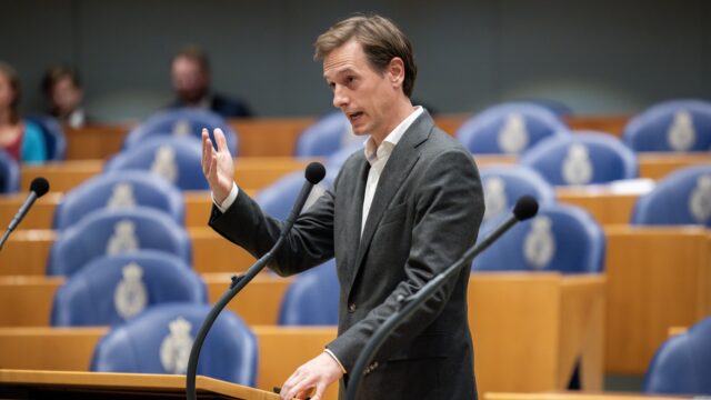 Laurens Dassen (Volt) haalt uit: 'Timmermans en Jetten doen mee met asielhysterie van Wilders'
