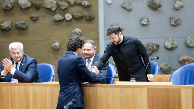 Zelensky roept in Tweede Kamer op tot boycot van Rusland en verhoging defensiebudget