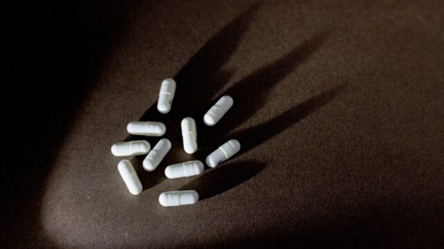 Illegale medicijnhandel tegengaan: 'Neem angst voor arts weg en ga naar apotheek'