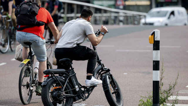 Hoogleraar: 'Ooit was de straat voor spelende kinderen, nu voor fietsers en auto's'