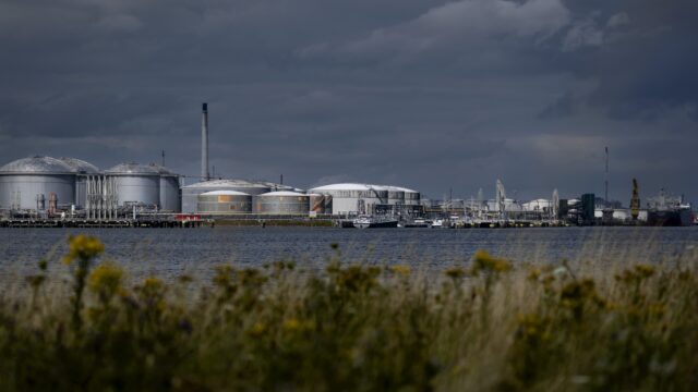 Wat drijft bedrijven weg uit de Rotterdamse haven?