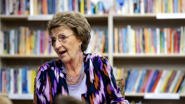 Prinses Margriet leest kinderen uit groep drie voor tijdens Kinderboekenweek