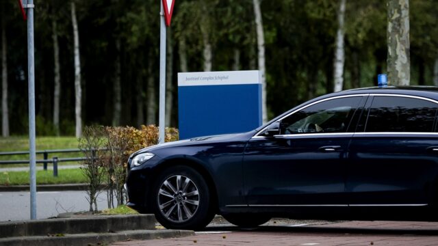 Rijdende kluizen: waarom ministers én criminelen in pantserbakken rijden