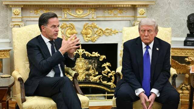 Oud-NAVO-baas De Hoop Scheffer: 'Code oranje voor de NAVO'