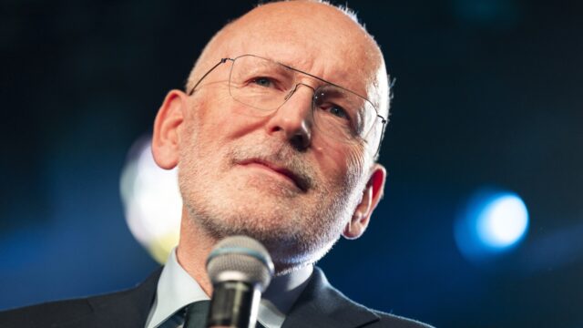 Lobby-schandaal in Europa: Timmermans duikt weg voor hoorzitting